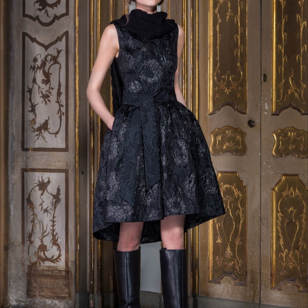 Chic Black Sleeveless Midi Dress